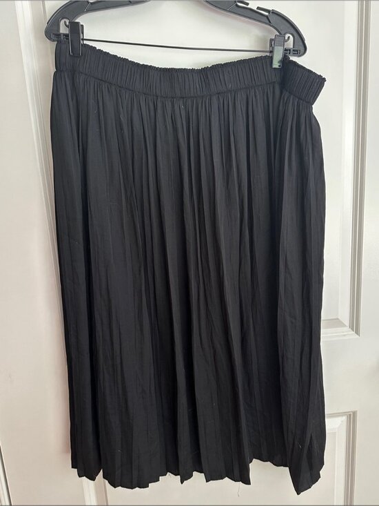 Dresses & Skirts - Black Pleated Elastic-Waist Midi Skirt